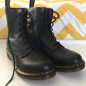 1460 Pascal Dr. Martens- Black Virginia